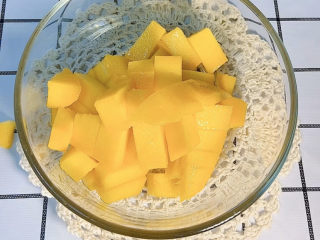 2、芝士芒果酥,再从中间切成小块备用