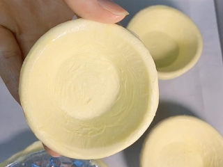 3、芝士芒果酥,蛋挞皮放软