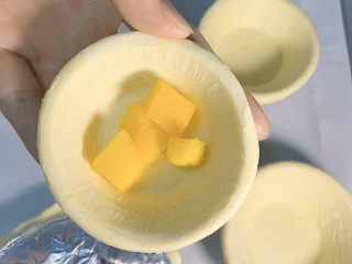 4、芝士芒果酥,加入芒果肉