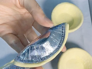 6、芝士芒果酥,像包饺子一样，对半捏起来，可以不用捏太紧，这样会更蓬松酥脆