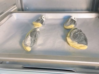 7、芝士芒果酥,锡纸壳先不要拿掉，直接送烤箱上下火200度烤15分钟