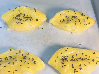 10、芝士芒果酥,再来一些芝麻