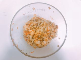 5、#宝宝辅食#香菇虾仁糯米烧卖 24M+,加入糯米拌匀；