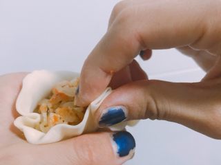 8、#宝宝辅食#香菇虾仁糯米烧卖 24M+,顺时针捏出褶皱