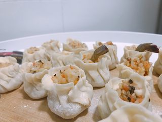 11、#宝宝辅食#香菇虾仁糯米烧卖 24M+,用虾尾在表面装饰