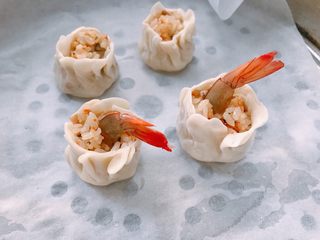 12、#宝宝辅食#香菇虾仁糯米烧卖 24M+,蒸的时候往表面喷些水，大火烧开后，中火蒸15分钟。