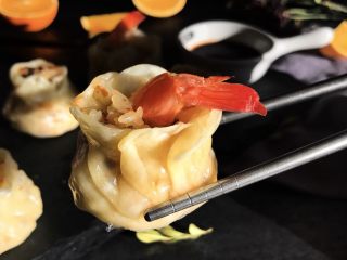 13、#宝宝辅食#香菇虾仁糯米烧卖 24M+,蒸好后蘸些料汁，吃起来超级软糯，加了香菇后不仅香味十足，混合着虾的鲜美，简直美味。