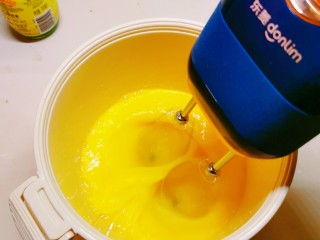 8、核桃红枣糕,放入白糖，开始搅打。