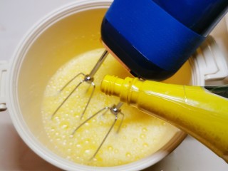 9、核桃红枣糕,放入柠檬汁。