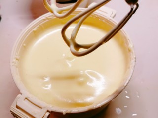 11、核桃红枣糕,蛋糊明显增高，且纹路不易消失，蛋糊已打发好