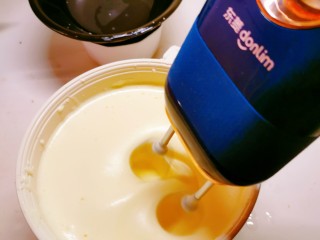 10、核桃红枣糕,高速打发。