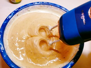 12、核桃红枣糕,将枣泥放入蛋糊中，搅打均匀。