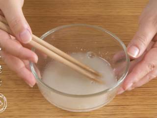 2、9m+麻酱小饼(宝宝辅食),首先,温水化开酵母~