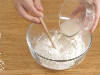 3、9m+麻酱小饼(宝宝辅食),酵母水倒入面粉中~