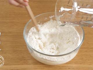 4、9m+麻酱小饼(宝宝辅食),再适量加些温水和成面团(软硬程度偏软)~