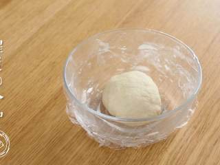 5、9m+麻酱小饼(宝宝辅食),盖上保鲜膜醒发10分钟~