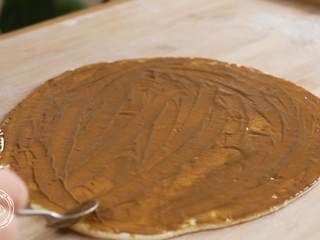 7、9m+麻酱小饼(宝宝辅食),抹上芝麻酱,不用太多,均匀就好~