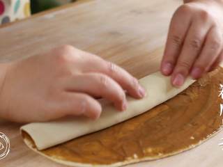8、9m+麻酱小饼(宝宝辅食),像我这样把薄饼卷起来~