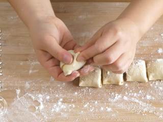 9、9m+麻酱小饼(宝宝辅食),接着捏一捏边缘,裹住芝麻酱,团成小球,稍微按成小饼~