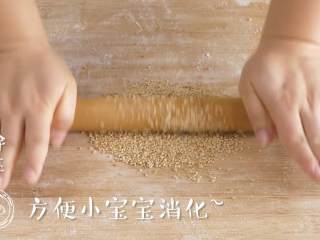 11、9m+麻酱小饼(宝宝辅食),熟芝麻擀碎,这样更利于小宝宝消化,如果宝宝大一点能吃整颗芝麻,就不用擀碎,直接粘就行了~