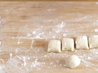 10、9m+麻酱小饼(宝宝辅食),接着捏一捏边缘,裹住芝麻酱,团成小球,稍微按成小饼~