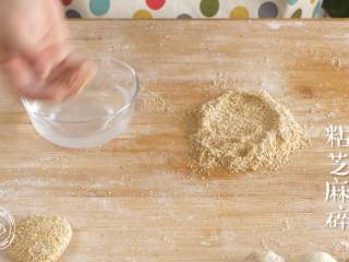 12、9m+麻酱小饼(宝宝辅食),小饼蘸水,粘上芝麻碎~