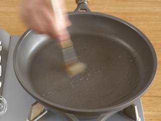 13、9m+麻酱小饼(宝宝辅食),锅内刷油~