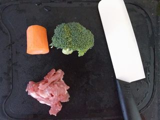 1、胡萝卜西兰花蛋黄猪肉小馄饨,准备食材,胡萝卜一小段,西兰花一朵,猪肉一小块切片