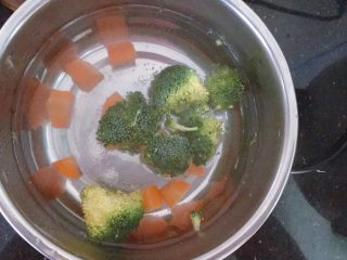 2、胡萝卜西兰花蛋黄猪肉小馄饨,将胡萝卜和西兰花切块,放入锅中焯一下水