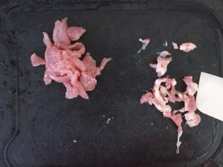 3、胡萝卜西兰花蛋黄猪肉小馄饨,猪肉去掉白色脂肪部分(小宝宝不要吃得太肥腻哦)