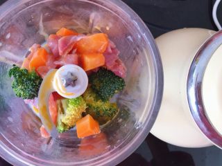 5、胡萝卜西兰花蛋黄猪肉小馄饨,把所有食材倒入搅拌机里,搅拌成泥状(搅拌机我用的小熊,便宜好用推荐⭐️⭐️⭐️⭐️⭐️)