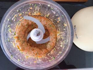 6、胡萝卜西兰花蛋黄猪肉小馄饨,搅拌成这样的状态就可以啦(搅拌了两次30秒)