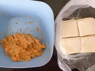 7、胡萝卜西兰花蛋黄猪肉小馄饨,将馅料倒入碗里,把饺子皮一切为四,然后就可以开包了