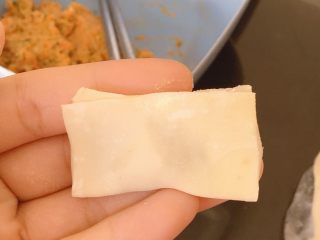 9、胡萝卜西兰花蛋黄猪肉小馄饨,四个角对折,在下面其中一个角沾点清水