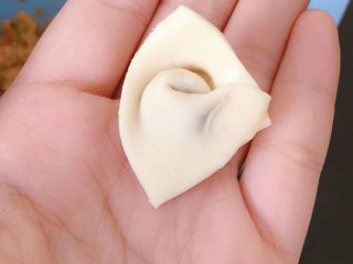 10、胡萝卜西兰花蛋黄猪肉小馄饨,下面两个角对折粘合就ok啦~敲可爱的元宝