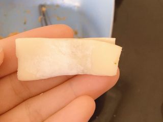 12、胡萝卜西兰花蛋黄猪肉小馄饨,把饺子皮卷起来粘合,右边沾上清水