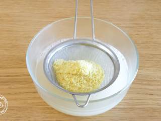 2、8m+小米饼（宝宝辅食）,筛出小米~（米汤不要浪费啊，可以喝的）