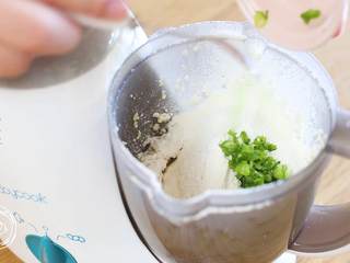 5、8m+小米饼（宝宝辅食）,接着筛入面粉、放入香葱和蛋黄~