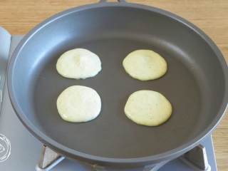 10、8m+小米饼（宝宝辅食）,锅热开始摊饼啦，用小勺舀一勺面糊，稍微用勺底摊圆就可以哈~