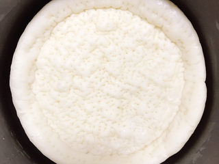 2、芒果披萨,放入电饭锅按一下按钮，等按钮跳起后取出来备用。