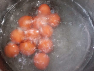 6、芒果披萨,放入开水锅中煮2分钟