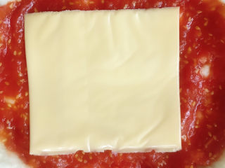 16、芒果披萨,放一片奶酪片在披萨饼上