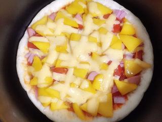 23、芒果披萨,盖上锅盖，按下按钮继续烤一下，按钮再次跳起时不用马上揭开，稍微再焖一会儿