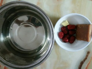 1、红枣鸡蛋汤,锅里放入两碗水煮开，红枣洗净去核