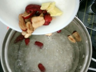 2、红枣鸡蛋汤,下红枣姜片小火煮5分钟