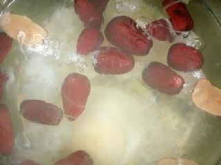 3、红枣鸡蛋汤,轻轻打下鸡蛋，不要翻动（这是煮出整个鸡蛋的关键）
