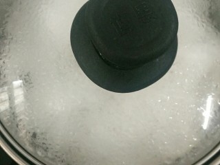 4、红枣鸡蛋汤,盖上锅盖煮两分钟左右，也可以不盖