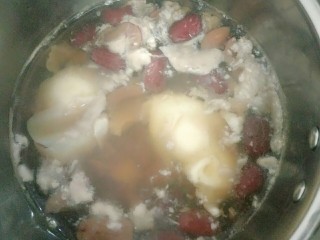 6、红枣鸡蛋汤,下红糖煮会，关火盖盖子焖两分钟