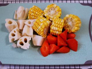 5、土鸡炖玉米甜藕汤,把玉米去皮后洗净切成段，藕去皮后切块，胡萝卜切菱形块备用。