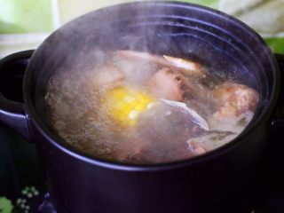 9、土鸡炖玉米甜藕汤,大火煮沸后。